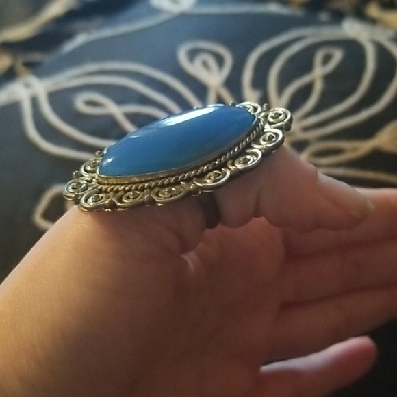 Oversized Gold Ring with large blue stone - Picture 4 of 6
